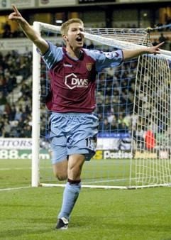 Aston Villas deutscher Mittelfeldspieler Thomas Hitzlsperger bejubelt sein Siegtor zum 2:1 gegen die Bolton Wanderers. (Foto: dpa)