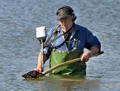 Erschwerte Bedingungen für Schatzsucher im doppelten Sinne: Manchmal suchen sie sogar im Wasser mit Metalldetektoren nach wertvollenFunden. In Sachsen-Anhalt will das Land mit dem Schatzregal verhindern, dass Hobby-Archäologen auf eigene Faust nach wertvollem Kulturerbe suchen. (Archivfoto: dpa)