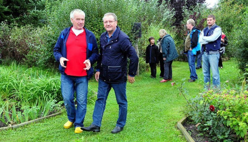 Der Kräutergarten war stets ein Publikumsmagnet. Siegfried Kramer (l.) hier im Gespräch mit Detlef Polzenhagen aus Leipa.