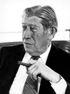 Zino Davidoff mit Zigarre bei einem Besuch in Frankfurt am Main (Archivfoto vom 09.04.1981). (Foto: dpa)