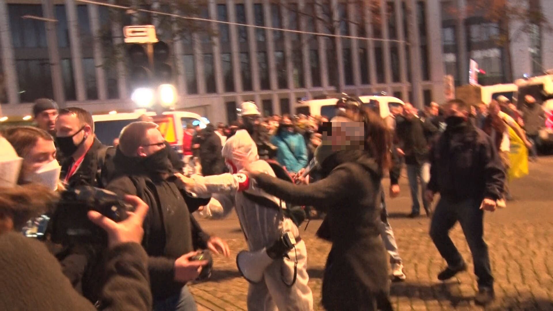 Auseinandersetzung am Rande der Querdenker Demo in Leipzig mit Sven Liebich und seiner Freundin