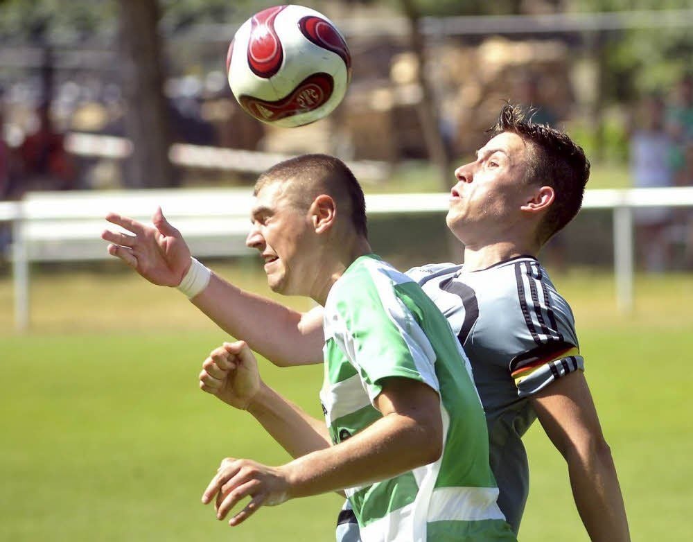 Norman Möbes ( links, Kleinmühlingen ) im Kopfballduell gegen Christian Wegener ( TV Askania) im Sparkassen-Cup. Askania Bernburg gewann das Spiel souverän mit 7:3.