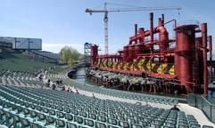 In Bregenz entsteht am Freitag (20.05.2005) auf der Seebühne das Bühnenbild für die Oper «Der Troubadour». (Foto: dpa)