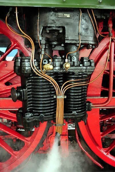 An der äußerst gepflegten Lokomotive vom Typ 18201 sind viele interessante Details zu entdecken, hier die Steuereinheit für die drei Zylinder.