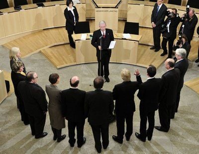 Der neugewaehlte hessische Ministerpräsident Roland Koch (CDU, M) vereidigt am 05.02.2009 im Rahmen der konstituierenden Landtagssitzung im hessischen Landtag in Wiesbaden die Minister seines Kabinetts. (FOTO: DPA)