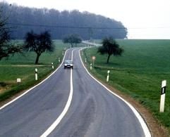 Bei diesiger Witterung besonders wichtig: Studien zufolge könnte Beleuchtung am Tage viele Unfälle verhindern. Die Tatsache, dass andere Verkehrsteilnehmer übersehen werden, spielt demnach bei 50 Prozent aller Tagunfälle eine Rolle. (Foto: dpa)