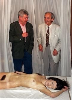 Der westdeutsche Sexualaufklärer Oswald Kolle und der ostdeutsche Sexualwissenschaftler Siegfried Schnabl (r.) stehen vor der Puppe einer nackten Frau im Deutschen Hygiene Museum in Dresden. (Foto: dpa)