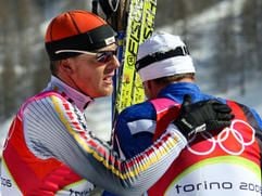 Olympiasieger di Centa gratuliert Jens Filbrich zu seinem 17. Platz. (Foto: dpa)