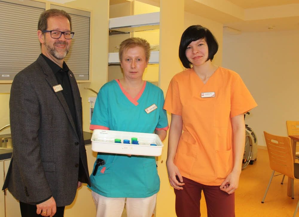 Im Einsatz für die Bewohner: Norbert Lakomy, Leiter des Pflegezentrums, Pflegekraft Eileen Hänisch und Schülerin Isabella Trieb (von links).