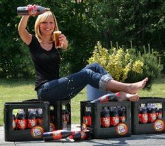 Marlen erfrischt sich mit einer Vita Cola, die hier produziert wird und vor genau 50 Jahren erstmals in der DDR auf den Markt kam. (Foto: dpa)