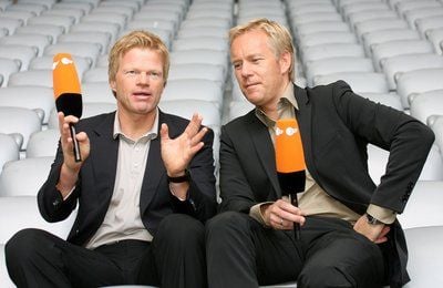 Oliver Kahn, langjähriger Torhüter der deutschen Fußball Nationalmannschaft und des FC Bayern (l), und der ZDF-Moderator Johannes B. Kerner während einer Pressekonferenz in der Allianz Arena in München (Oberbayern). An der Seite von Kerner wird der Fußball-Experte Kahn die Spiele der Fußball-Nationalmannschaft-inklusive der Weltmeisterschaft 2010 in Südafrika- für das ZDF analysieren und bewerten. (Foto: dpa)
