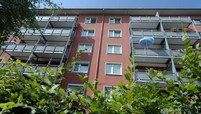 Blick auf das Wohnhaus in Pforzheim, in dem sich am Morgen eine Mutter mit ihren zwei Kindern von einem Balkon gestürzt hatte. (FOTO: DPA)