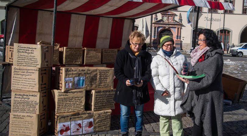 Angelika Kühn, Heike Lorenz und Steffi Schikor, Gleichstellungsbeauftragte der Stadt Naumburg (v.l.), am Informationsstand zum Frauentag auf dem Markt.