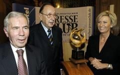 Der frühere Außenminister und FDP-Ehrenvorsitzende Hans-Dietrich Genscher (M) steht mit dem früheren ungarischen Ministerpräsidenten, Gyula Horn, und der Laudatorin Sabine Christiansen am Donnerstag (04.11.2004) in Leipzig zusammen. (Foto: dpa)