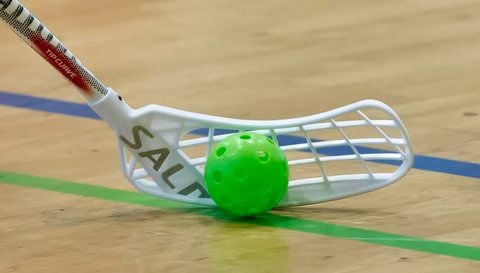 Gespielt wird Floorball mit einem meist aus Carbon gefertigtem Leichtschläger und einem gelochten Plastikball. Dieser kann bis zu 200 km/h erreichen.