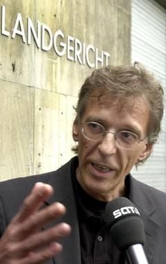 Das Archivbild vom 04.09.2001 zeigt den in Köln arbeitenden Musiker Rainer Luke Herzog vor dem Landgericht in Hannover. Dort wird am Dienstag (26.11.2002) die Fortsetzung seiner Klage gegen den einst mit ihm befreundeten Scorpions-Sänger Klaus Meine aus Hannover stattfinden wegen seines angeblichen Anteils an der Expo-Hymne "Moment of Glory". Dem widerspricht der Starmusiker. (Foto: dpa/lni)