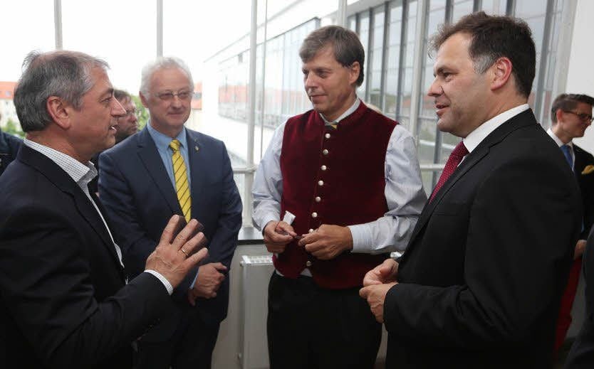 Weill-Fest-Intendant und ZDF@Bauhaus-Erfinder Michael Kaufmann im Gespräch mit Oberbürgermeister Klemens Koschig, 3sat-Chef Gottfried Langenstein und Kultusminister Stephan Dorgerloh (von links).