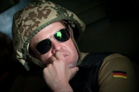 Bundesverteidigungsminister Karl-Theodor zu Guttenberg (CSU), hier bei einem Besuch am 29. August nahe Kundus an einem so genannten vorgeschobenen Posten der ISAF-Truppe der Bundeswehr (FOTO: DDP)
