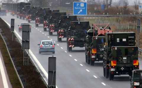 In Sanitz (Mecklenburg-Vorpommern) startet einer von insgesamt fünf Konvois der «Patriot»-Raketenabwehrstaffeln nach Travemünde (Schleswig-Holstein), von wo aus die Technik für den Nato-Einsatz in die Türkei verschifft wird. (FOTO: DPA)