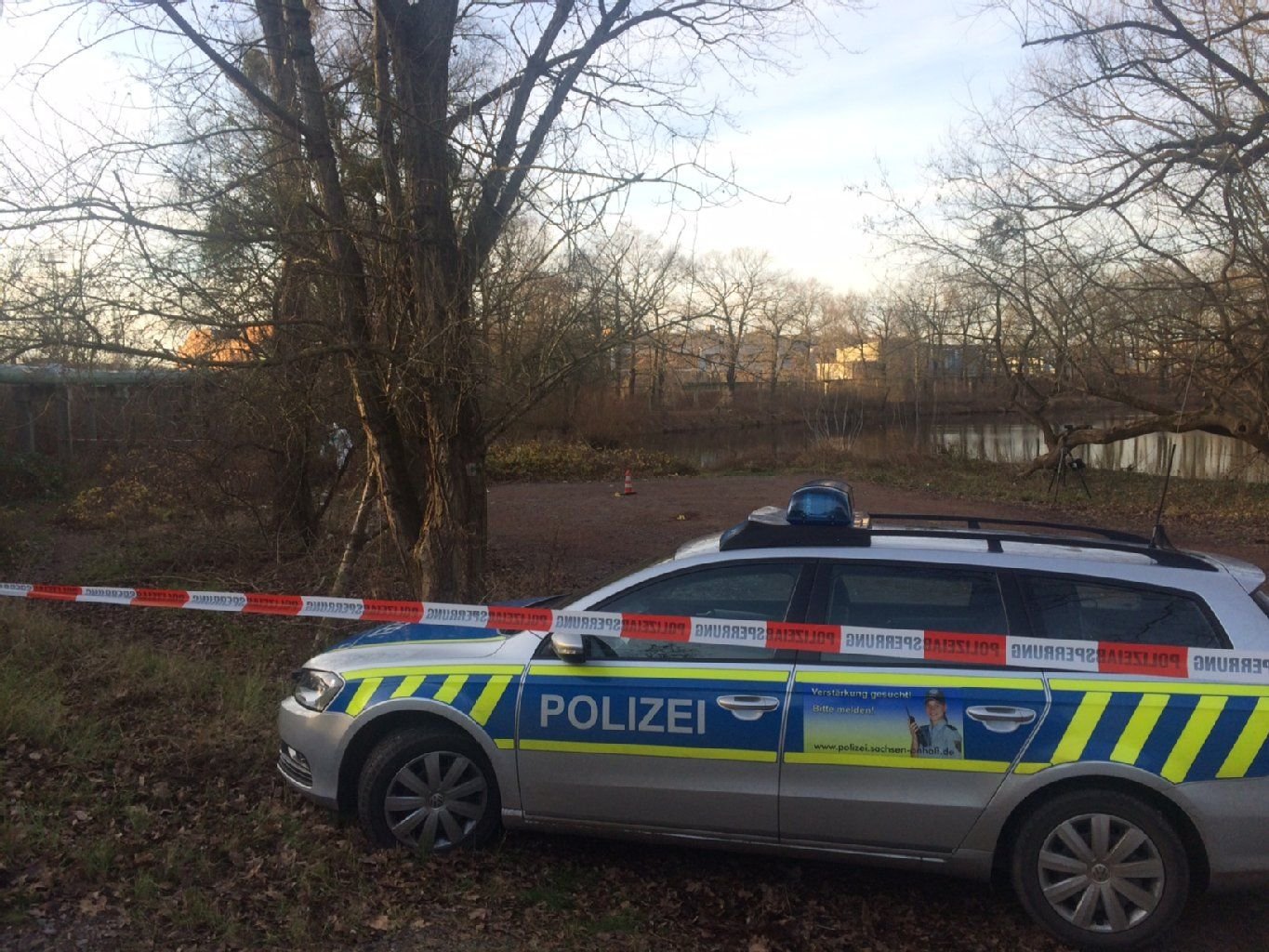 Der tote Mann lag in einem Gebüsch zwischen den Gleisen der Dessau-Wörlitzer Eisenbahn und dem Freibad Stilllinge.