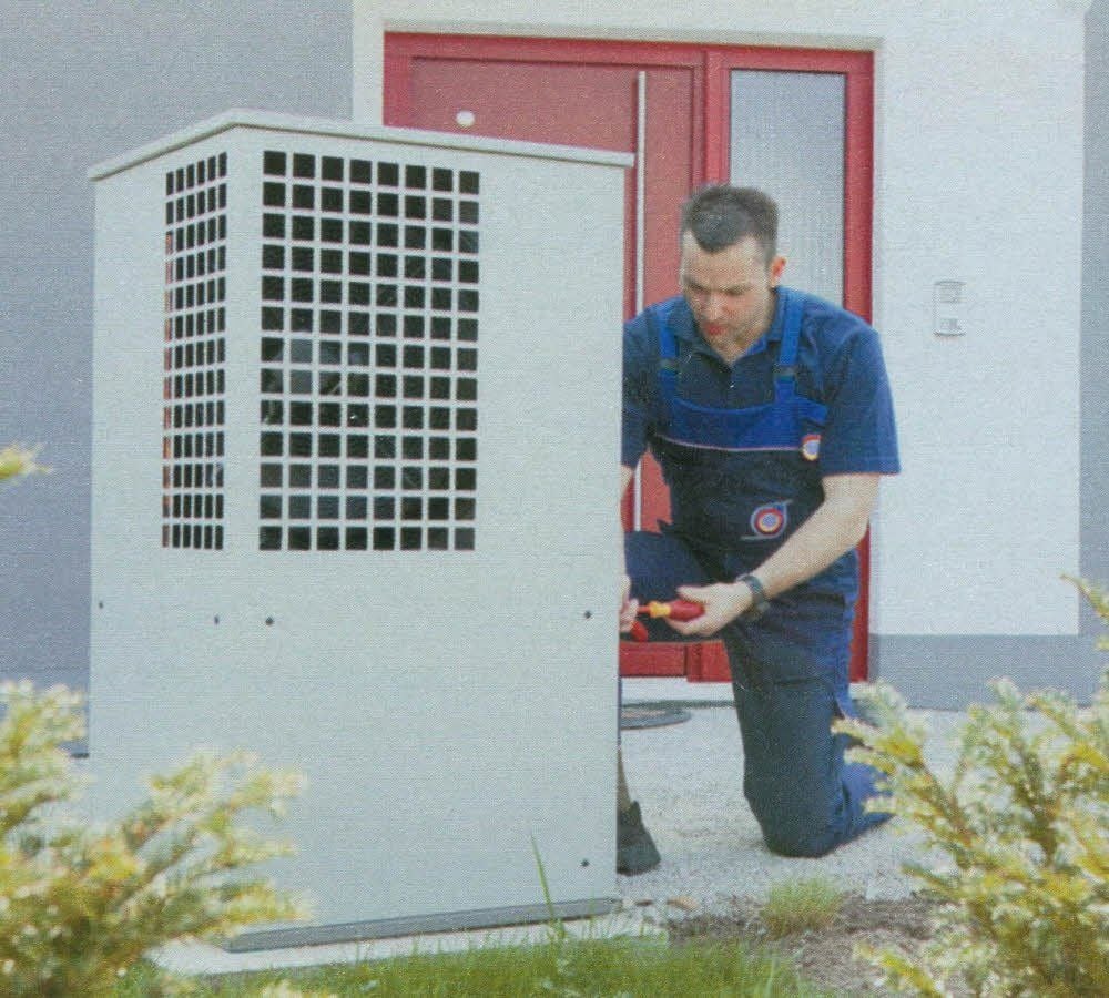 Bei der Installation von Wärmepumpen werden Luft, Erde oder Grundwasser „angezapft“. Strom dient als Antriebsenergie. Effiziente Systeme sorgen für eine gute CO2-Bilanz. Die Kosten liegen zwischen 2 000 und 3 000 Euro, je nach Gerätetyp und Aufstellung.