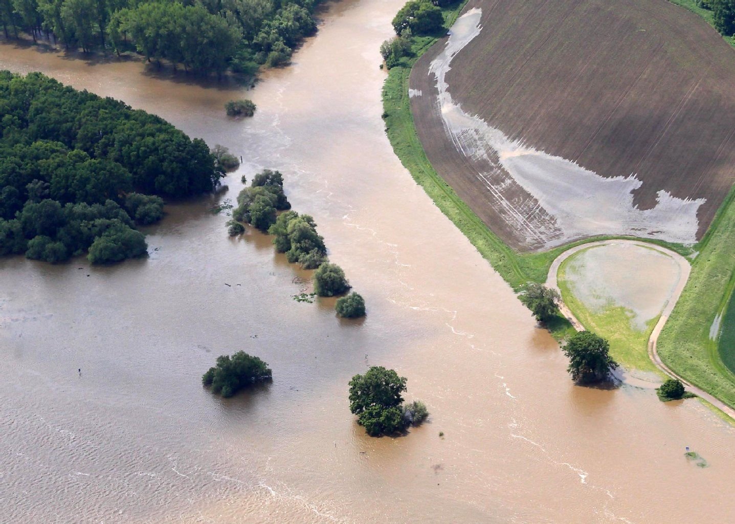 Die hochwasserführende Saale (von oben) lässt den Pegelstand der Elbe bei Barby steigen.