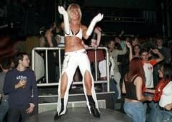 Die 28-jährige Petra Kopunek aus Albstadt (Zollernalbkreis) lässt die Hüften schwingen (Foto vom 21.01.2006). Im knappen Outfit tanzt sie lächelnd im Singener Club «Top Ten». Das «optische Rahmenprogramm für Discotheken» der hübschen Frau zieht die Blicke vor allem der männlichen Besucher auf sich und sorgt für Stimmung. Die Arbeitsagentur bezuschusst Kopuneks Arbeit als GoGo-Tänzerin, die sie als «Ich-AG» führt. (Foto: dpa)