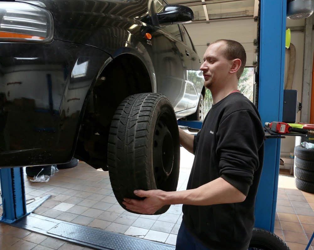 Oliver Adrian kümmert sich um das Tauschen der Winter- gegen Sommerräder an einem Pkw in der Holzdorfer Car-Service-Werkstatt von Andreas Rothbart.