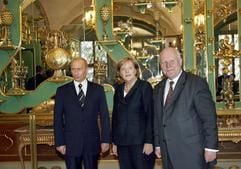 Wladimir Putin, Angela Merkel und Sachsens Ministerpräsident Georg Milbradt im Grünen Gewölbe in Dresden. (Foto: dpa)