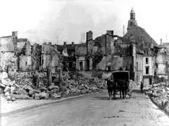 Eine Pferdekutsche fährt durch die Ruinen der französischen Stadt Verdun (Archivfoto von 1916). Bei der Schlacht um Verdun sind von Februar bis Dezember 1916 rund 700.000 Menschen umgekommen. Ausgelöst durch die tödlichen Schüsse auf den österreichischen Thronfolger Franz Ferdinand durch serbische Nationalisten am 28. Juni 1914 in Sarajevo brach im August 1914 der große Krieg (später als 1. Weltkrieg bezeichnet) aus. Es kämpften die Mittelmächte, bestehend aus Deutschland, Österreich-Ungarn sowie später auch das Osmanische Reich (Türkei) und Bulgarien gegen die Tripelentente, bestehend aus Großbritannien, Frankreich und Russland sowie zahlreichen Bündnispartnern. Die traurige Bilanz des mit der Niederlage der Mittelmächte 1918 beendeten Weltkriegs: rund 8,5 Millionen Gefallene, über 21 Millionen Verwundete und fast 8 Millionen Kriegsgefangene und Vermisste. (Foto: dpa)