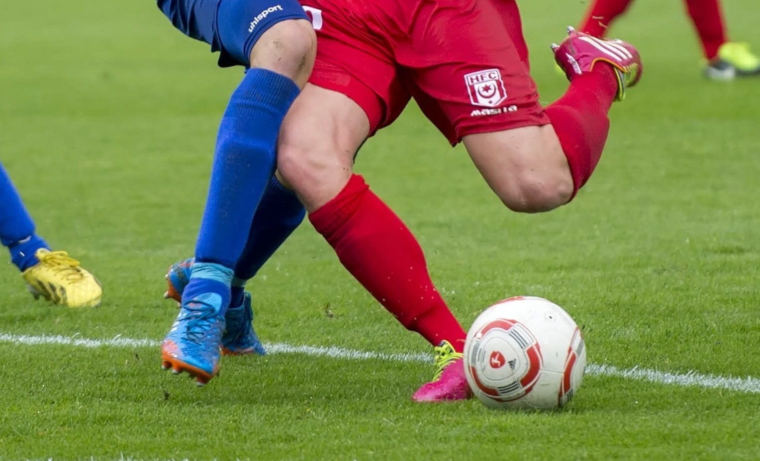 Fußballer kämpfen um den Ball.