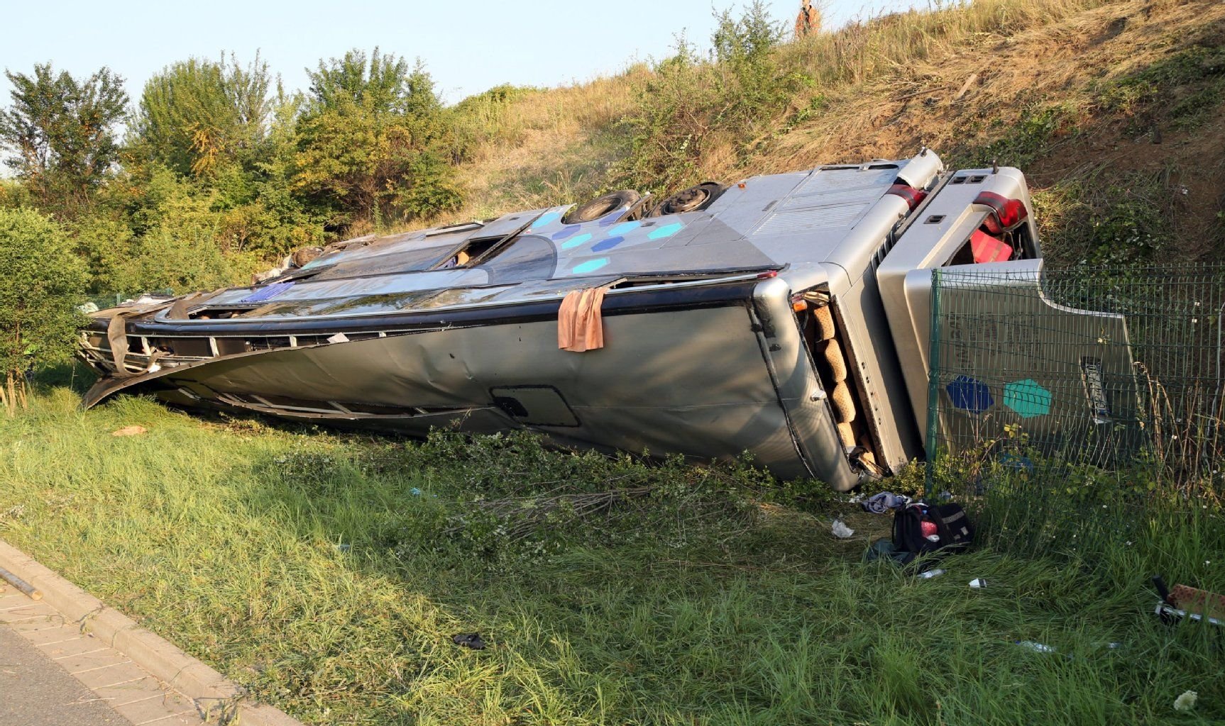 Ein Reisebus liegt am Samstag seitlich an der A4 bei Dresden-Neustadt. Elf Menschen sind bei dem Unglück gestorben.