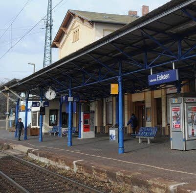 Die Bäckerei war nur noch über den Bahnsteig zu erreichen.