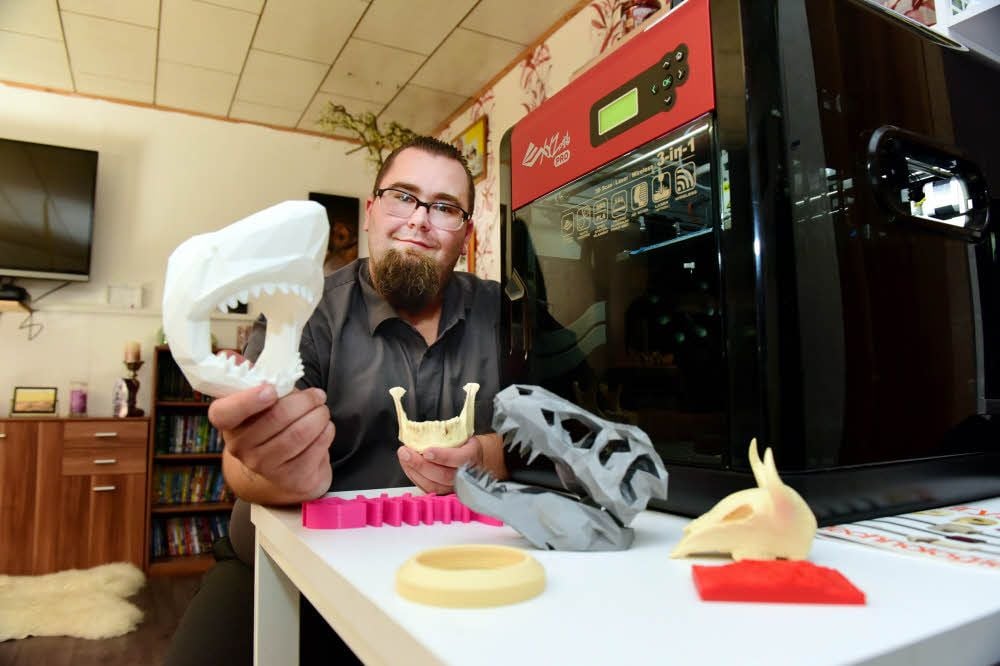 Ob Haifischgebiss oder menschlicher Unterkiefer - mit seinem 3-D-Drucker kann Stefan Fischer ganz verschiedene Gegenstände herstellen.