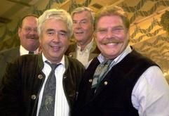 Fritz Scherer, damaliger Geschäftsführer des FC Bayern München, und Karl-Heinz Wildmoser, damaliger Präsident des TSV 1860 München (r.), aufgenommen auf dem Münchener Oktoberfest (21.09.00). Im Zusammenhang mit dem Bau der Münchner Allianz-Arena rückt nun auch Scherer in die Kritik, wie der «Spiegel»in seiner aktuellen Ausgabe berichtet. Scherer war Anfang März 2004 aus «gesundheitlichen Gründen» von seinem Amt als Geschäftsführer der «Allianz Arena München Stadion GmbH» zurueckgetreten. Es gäbe allerdings Verbindungen der Ehefrau Scherers, Claudia Ide-Scherer, zu zwei der drei Firmen, die sich um den Ausbau der Stadion-Logen bewerben. Die Einrichtungsexpertin sei Vertriebspartnerin des Moebelherstellers «König+Neurath» und habe auch Möbelentwürfe bei der Schreinerei Mittermaier fertigen lassen, heißt es in dem Bericht weiter. Bezüglich der Auftragsvergabe beim Stadionbau beteuerten beide Unternehmen allerdings, die Kontakte zur Familie Scherer nicht genutzt zu haben. (Foto: ddp)