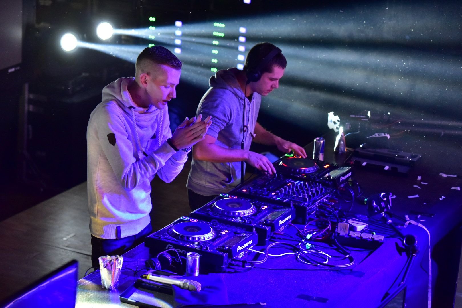 Das beliebte DJ-Duo "Gestört aber GeiL" trat in Weißenfels auf.