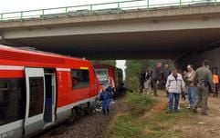 Unter einer Brücke der Autobahn A 4 stehen die beiden stark beschädigten Nahverkehrszüge, die am Sonntag (28.09.2003) nahe Holzdorf bei Weimar zusammengestoßen waren. (Foto: dpa)