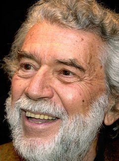 Der französische Schriftsteller Alain Robbe-Grillet (Archivfoto vom 21.04.2002), der als ein Hauptvertreter des Nouveau Roman gilt, ist im Alter von 85 Jahren gestorben. Laut französischen Medien starb der Schriftsteller an einem Herzschlag in der Nacht zum Montag 18.02.2008. Sprachexperimentelles, aber ein erotischer Stil prägen viele seiner Werke wie «Die Niederlage von Reichenfels», «Die blaue Villa in Hongkong». (Foto: dpa)