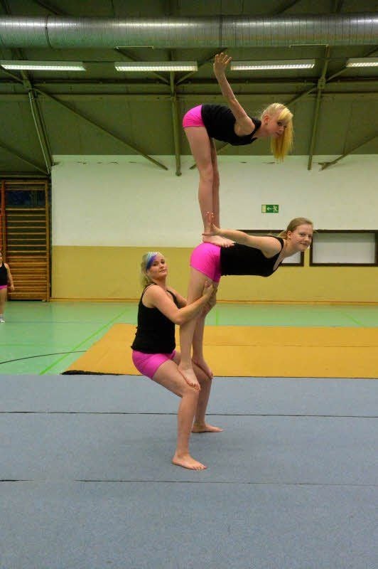 Solche und viele andere Figuren bringen die Gaterslebener Sportakrobaten auf die Matte. Jenny (unten), Nataly (Mitte) und Sara sind seit vielen Jahren dabei, weil es Spaß macht.