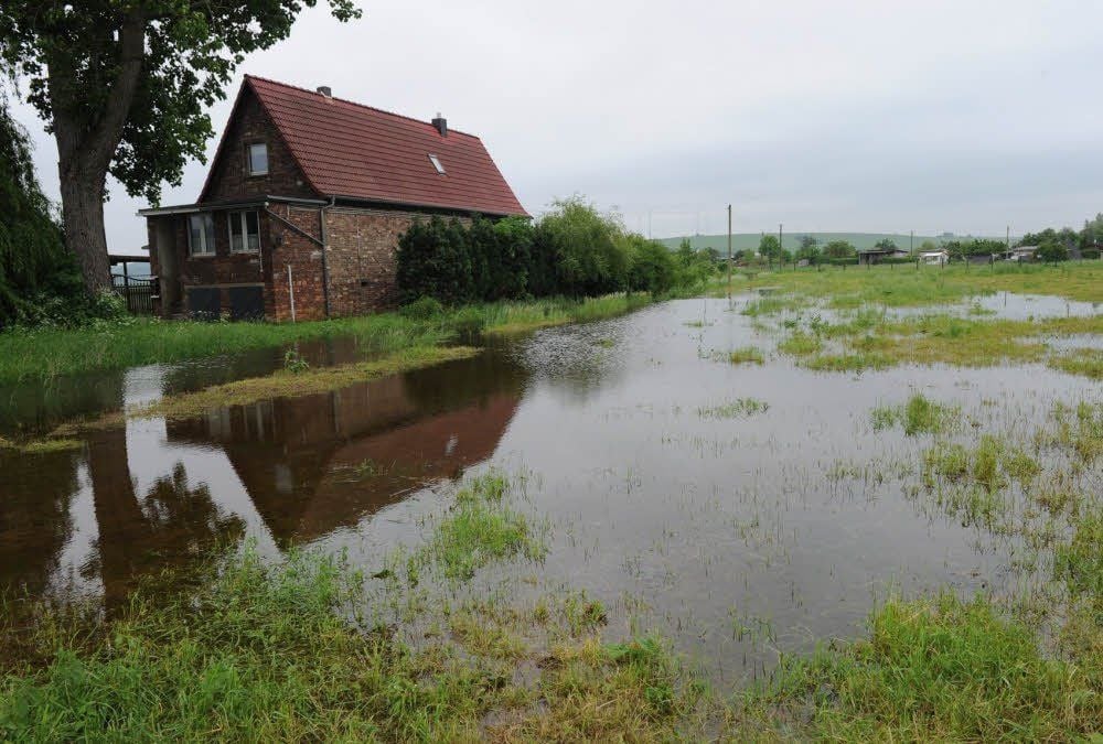 Den ersten Häusern in Friedeburg kommt das Wasser bereits jetzt schon gefährlich nah.