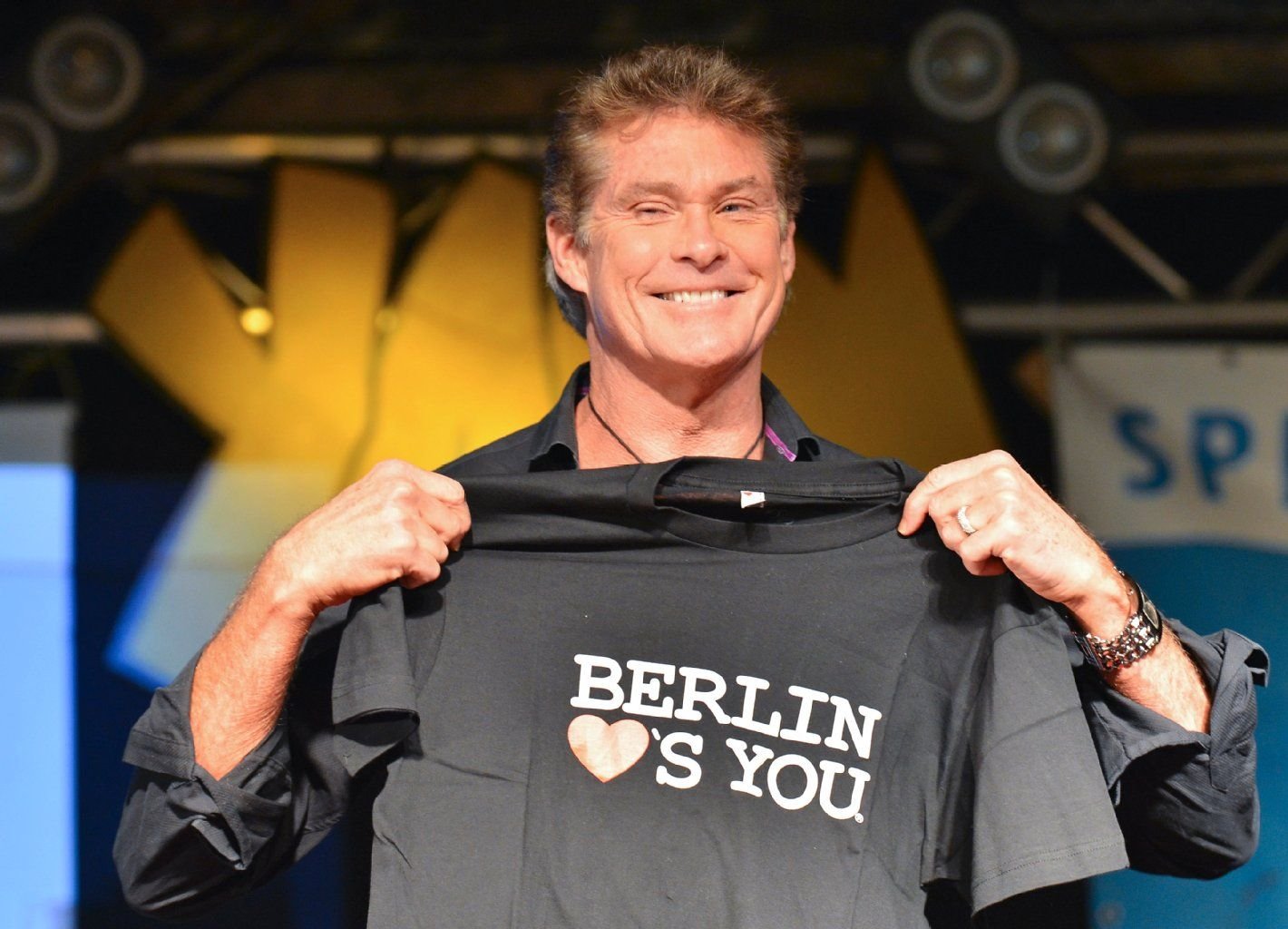 David Hasselhoff spricht in Berlin im Yaam Club an der East Side Gallery bei einer Pressekonferenz.