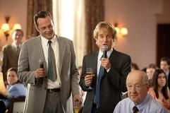 Vince Vaughn (l) als Jeremy und Owen Wilson als John unterhalten in dieser Szene aus dem Film «Die Hochzeits-Crasher», der am 14.07.2005 in den deutschen Kinos anläuft, eine Hochzeitsgesellschaft (undatierte Filmszene). Die beiden Scheidungsanwälte sind ständig auf der Suche nach einer Frau. Gerne schmuggeln sie sich auf Hochzeitsfeiern ein, um dann die Brautjungfern zu verführen. Beim Gesellschaftsereignis der Saison verliebt sich John in die bereits verlobte Tochter eines ebenso einflussreichen wie exzentrischen Politikers; Schwierigkeiten sind vorprogrammiert. Foto: Warner Bros. Pictures Germany. (Foto: dpa)
