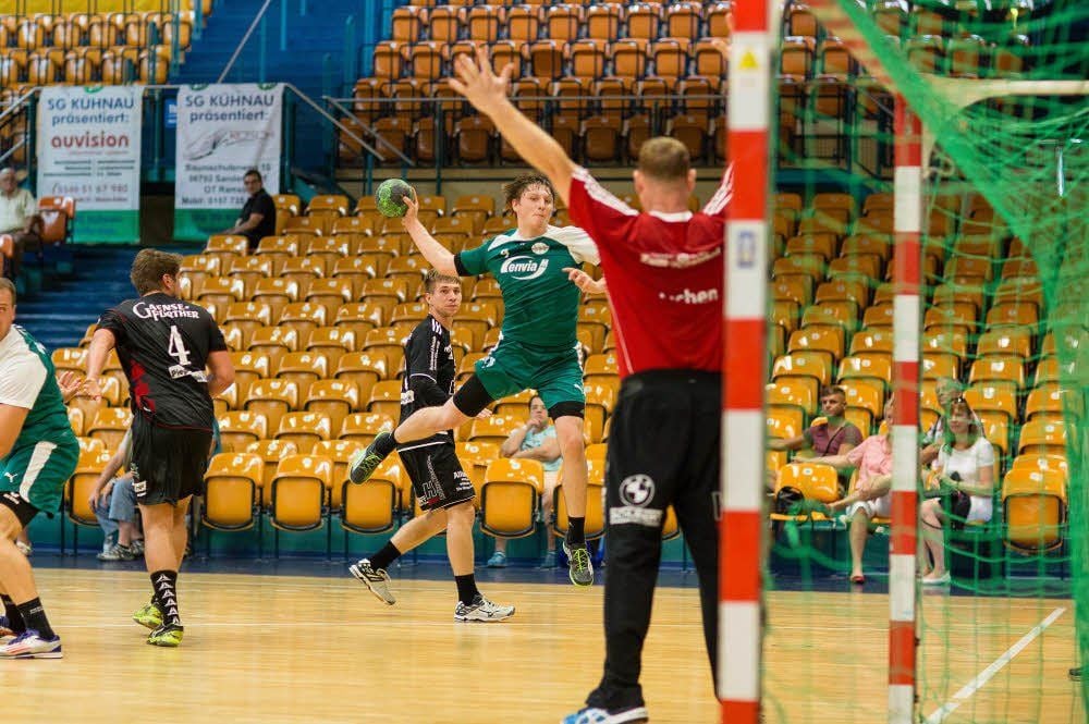 Tom Groll (am Ball) hat im Rückraum viele erfahrene Spieler vor sich, lernt aber dadurch viel dazu.