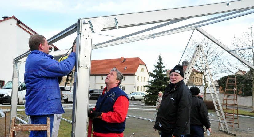 Für die Helfer gab es schon mal die Generalprobe für den Zeltaufbau.