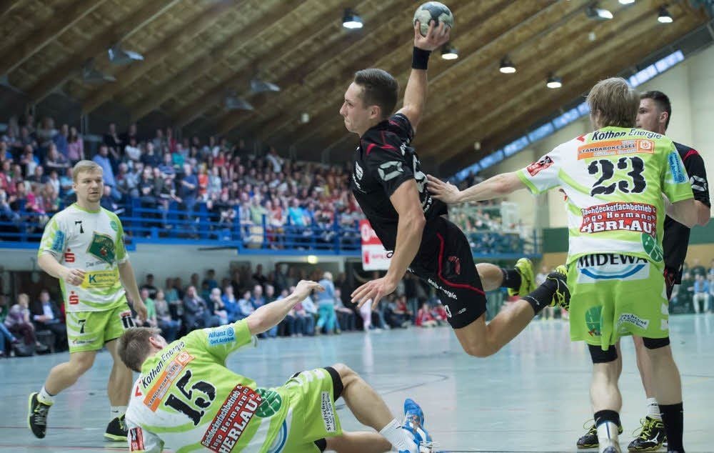 Einheit-Spieler Robert Pannicke setzt sich gegen Köthens Martin Lux (liegend) und Steven Just (rechts) durch.