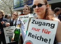Studenten der Universität Freiburg protestieren am Donnerstag (21. April 2005) in Freiburg als Reiche verkleidet mit Plakaten gegen die Einführung von Studiengebühren. Mit einer satirischen «Jubeldemonstration» eröffneten am Donnerstag etwa 150 Studenten der Uni Freiburg das als «Protestsemester» bezeichnete Sommersemester. (Foto: dpa)