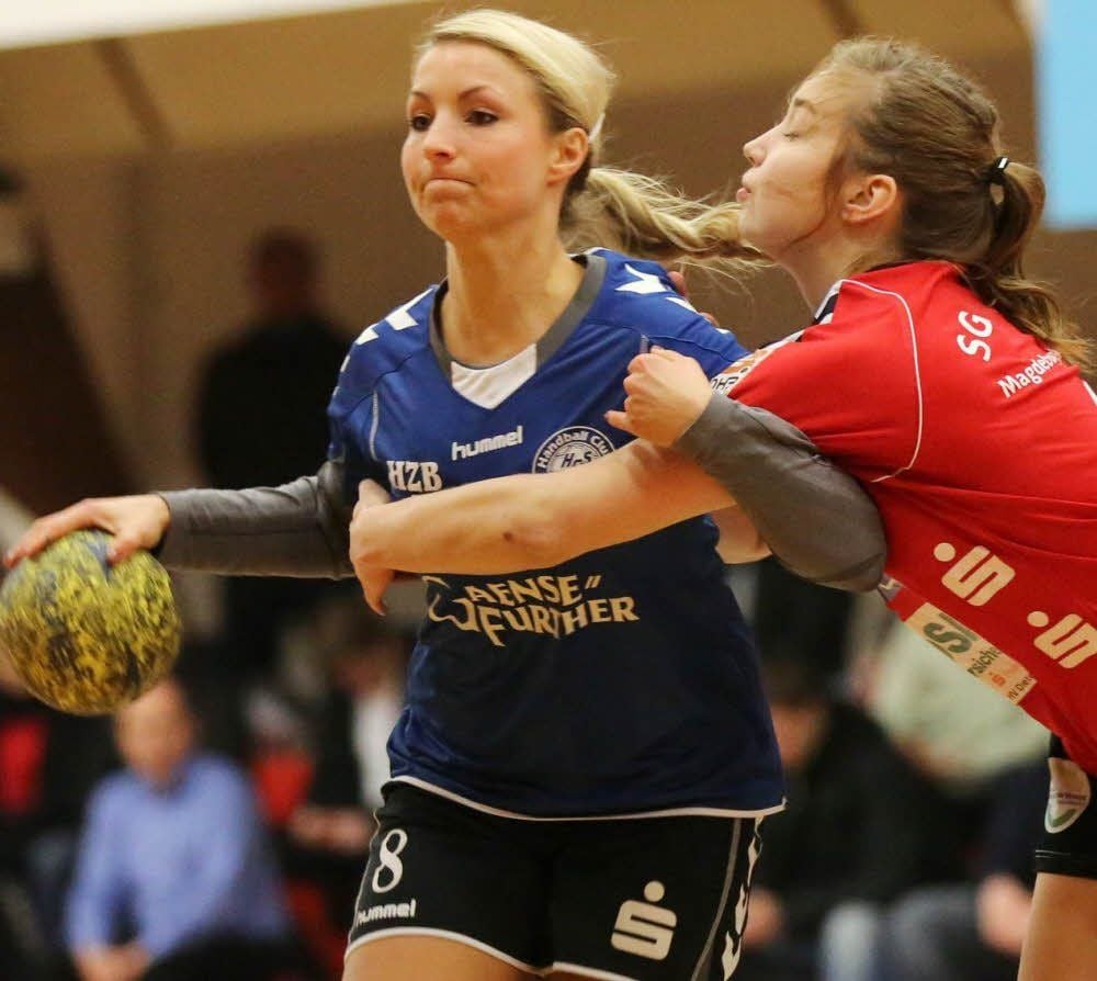 Elisabeth Günther (blau) nahm die Görlitzer Spielmacherin aus dem Spiel und machte zwei Tore.