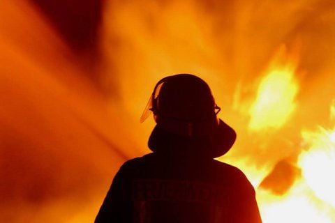 Feuerwehrmann bei Löscharbeiten