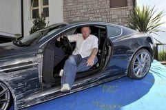 Stunt-Koordinator Gary Powell sitzt in dem am vergangenen Samstag bei einem Unfall zerstörten Aston Martin DBS. (Foto: dpa)