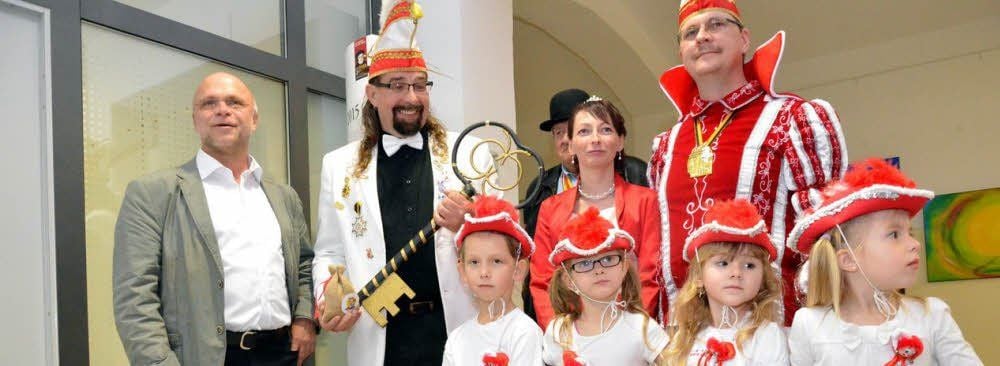 Schlüsselübergabe auch in Wittenberg: Bürgermeister Jochen Kirchner übergibt dem Vorsitzenden der 1. Großen Wittenberger Karnevalsgesellschaft 1991, Michael Fredersdorf, den Türöffner für das Rathaus .